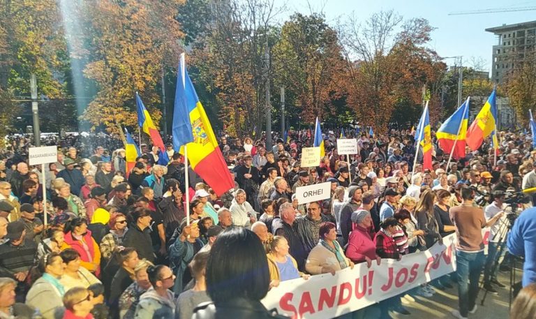Правительство Молдовы и протестующие обвинили друг друга в нарушениях закона на воскресных протестах.