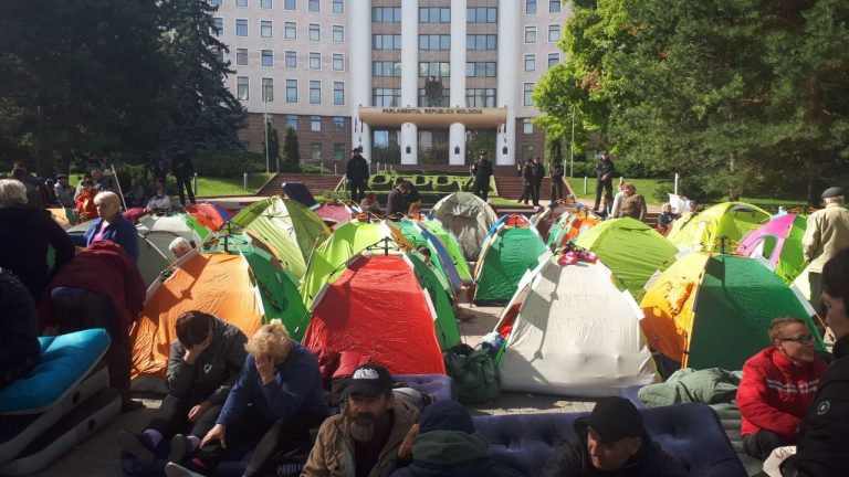 К палаточному городку протестующих в Молдове завтра присоединятся фермеры.