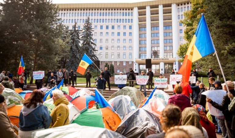 Чем оппозиция Молдовы честнее российской и украинской?