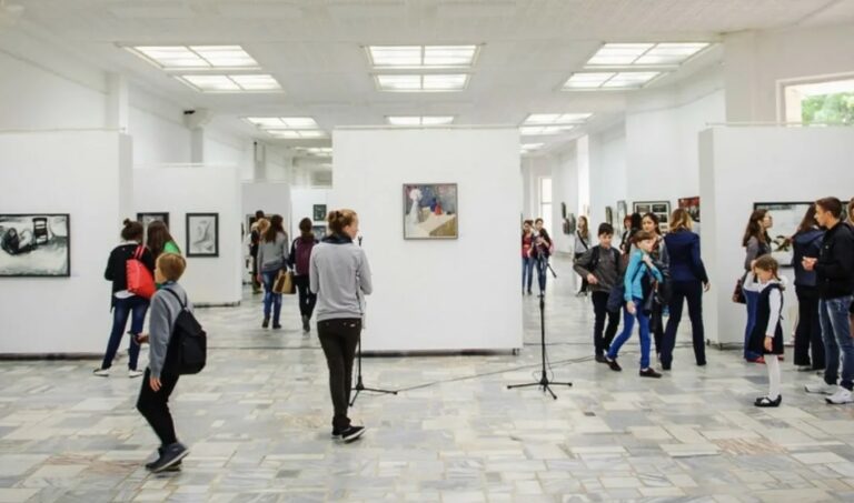 Doar 400 de tineri moldoveni au profitat de programul voucherelor culturale