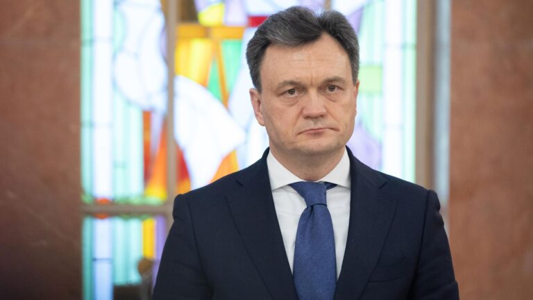 Эксперты: новое правительство долго не продержится  Большая часть чиновников в нём сохранила свои кресла