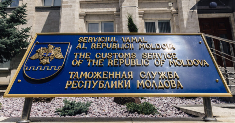 Таможня нуждается в кадрах