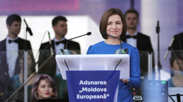 Maya Sandu le-a vorbit oamenilor în engleză