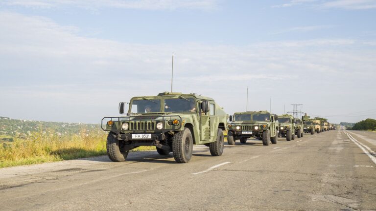Echipament militar pe străzi. Cetățenii sunt îndemnați să nu-și facă griji