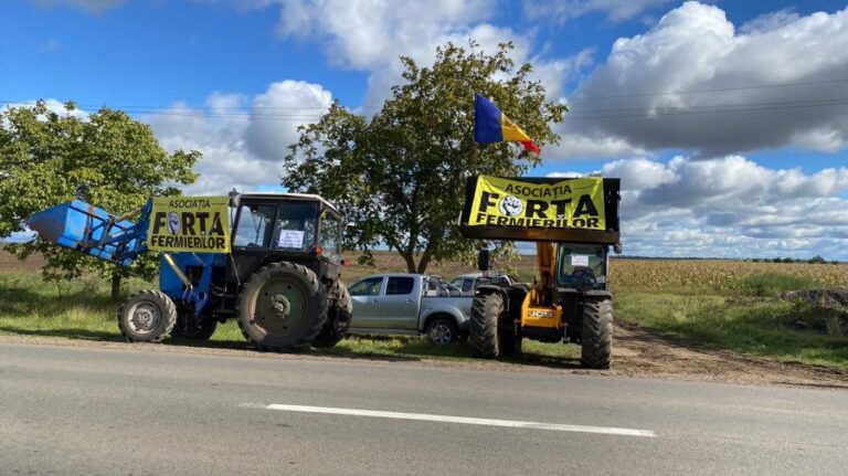 Fermierii au organizat pichete cu utilaje agricole în toată țara