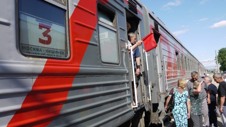 Эксперт: молдаване начнут возвращаться с заработков в России из-за низких зарплат