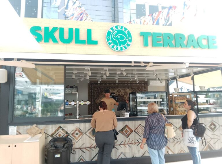 Cafenea de vară în loc de fântână