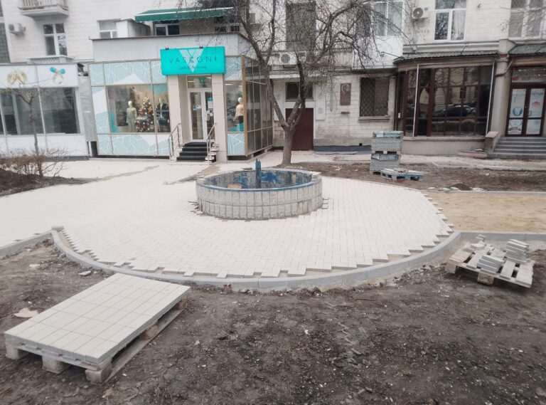 Скверик с фонтанчиком