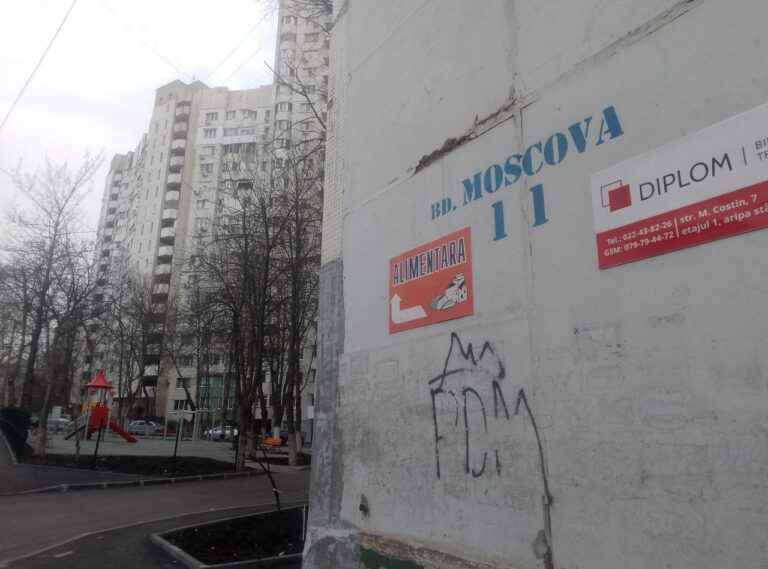 Забыли про качели