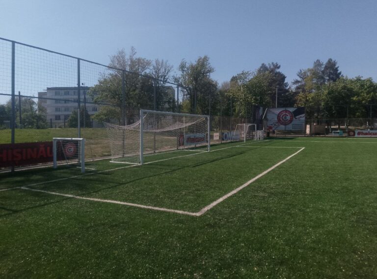 Для школьников и футболистов