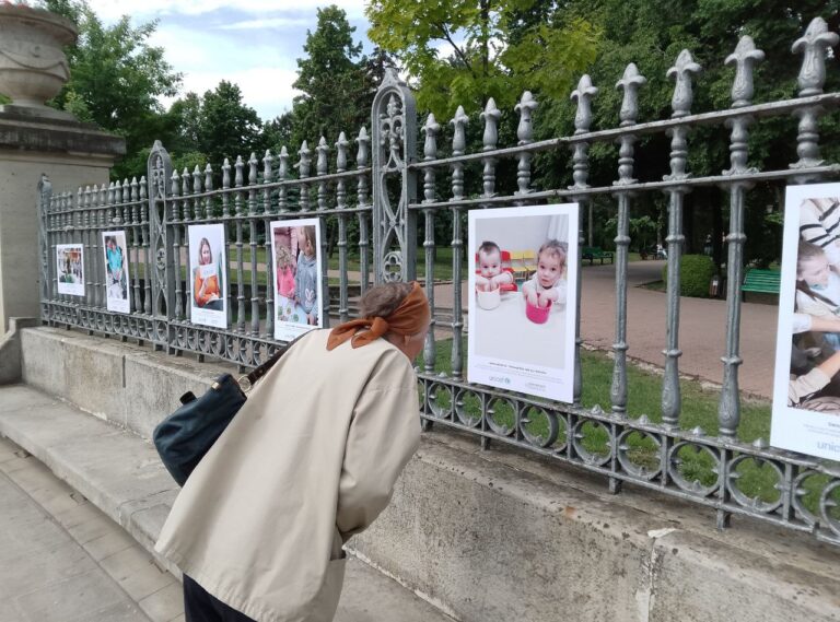 Кинозвезда на парковой ограде