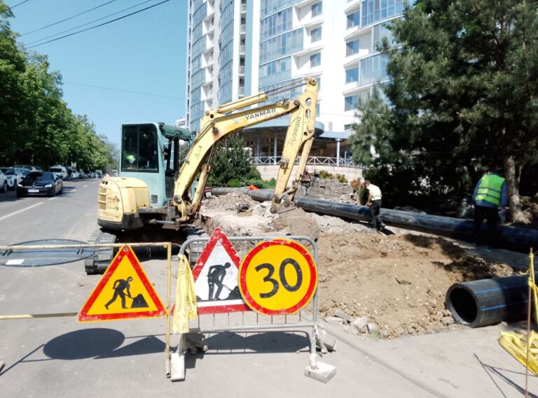 Власти обустраивают, вандалы разрушают