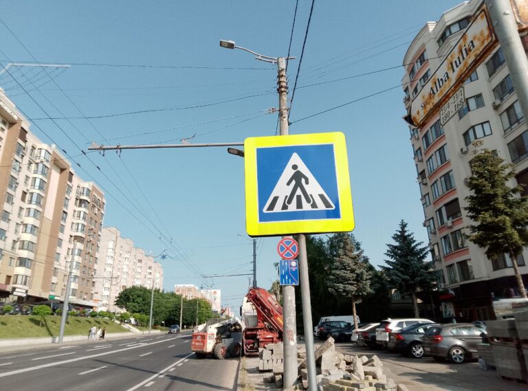 Новый тротуар и остановка