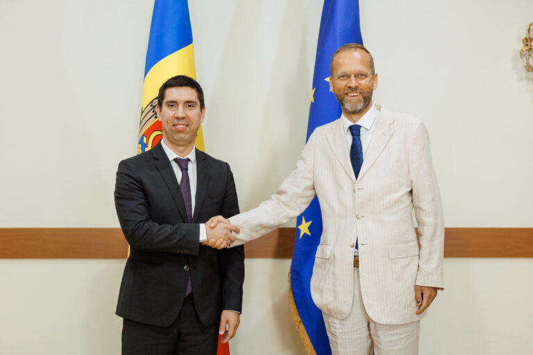 Spre Vest și spre Est
