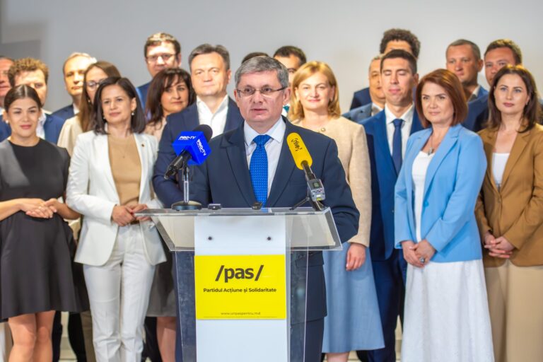 PAS с протянутой рукой