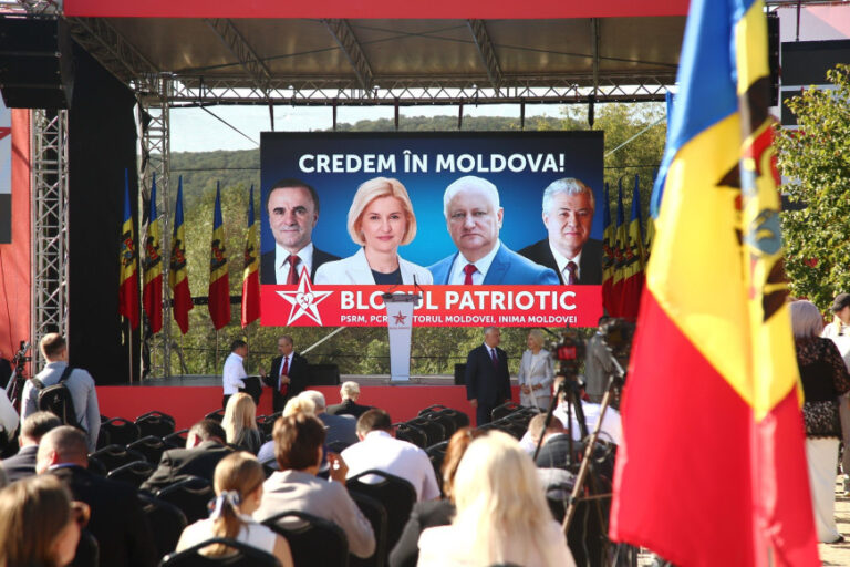 Pe flancul stâng există o consolidare, pe flancul drept există o divizare