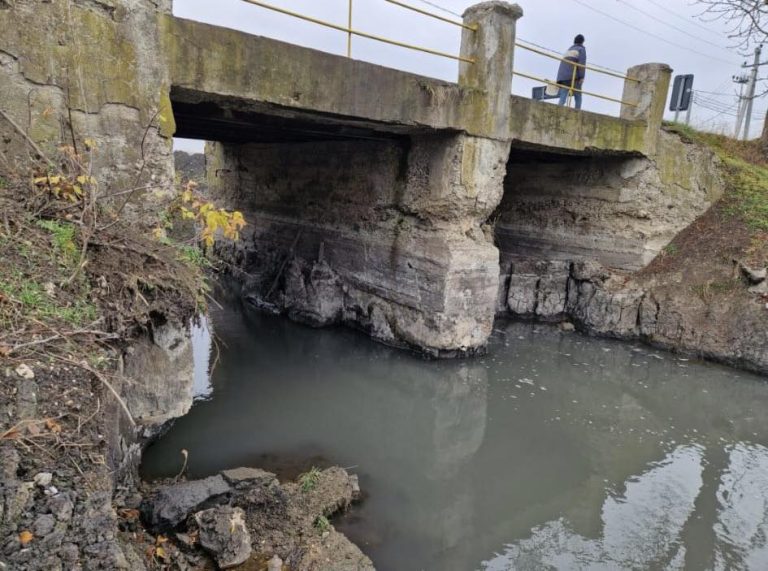 Через реку не проехать