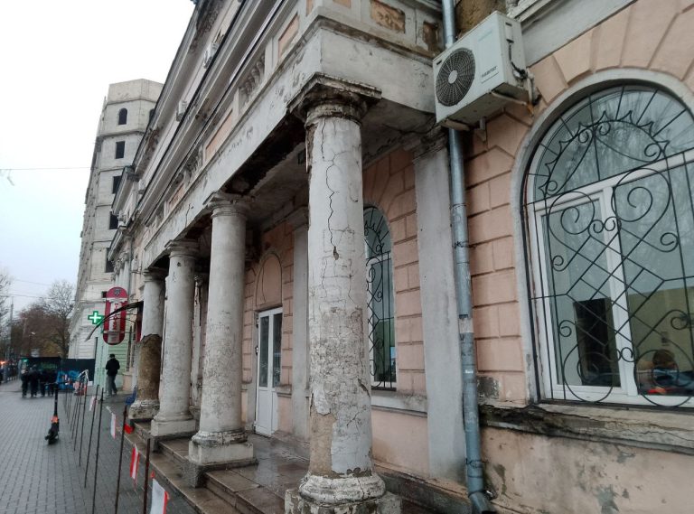 Кому спасать памятник?