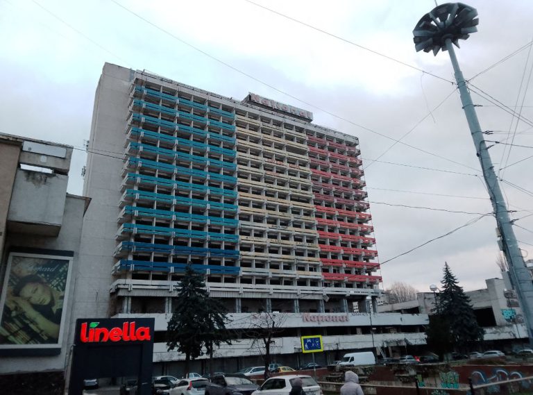 Заблокировали заброшенный отель