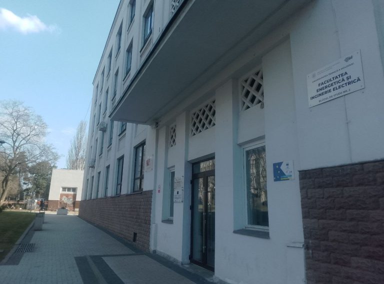 Elevii așteaptă apa