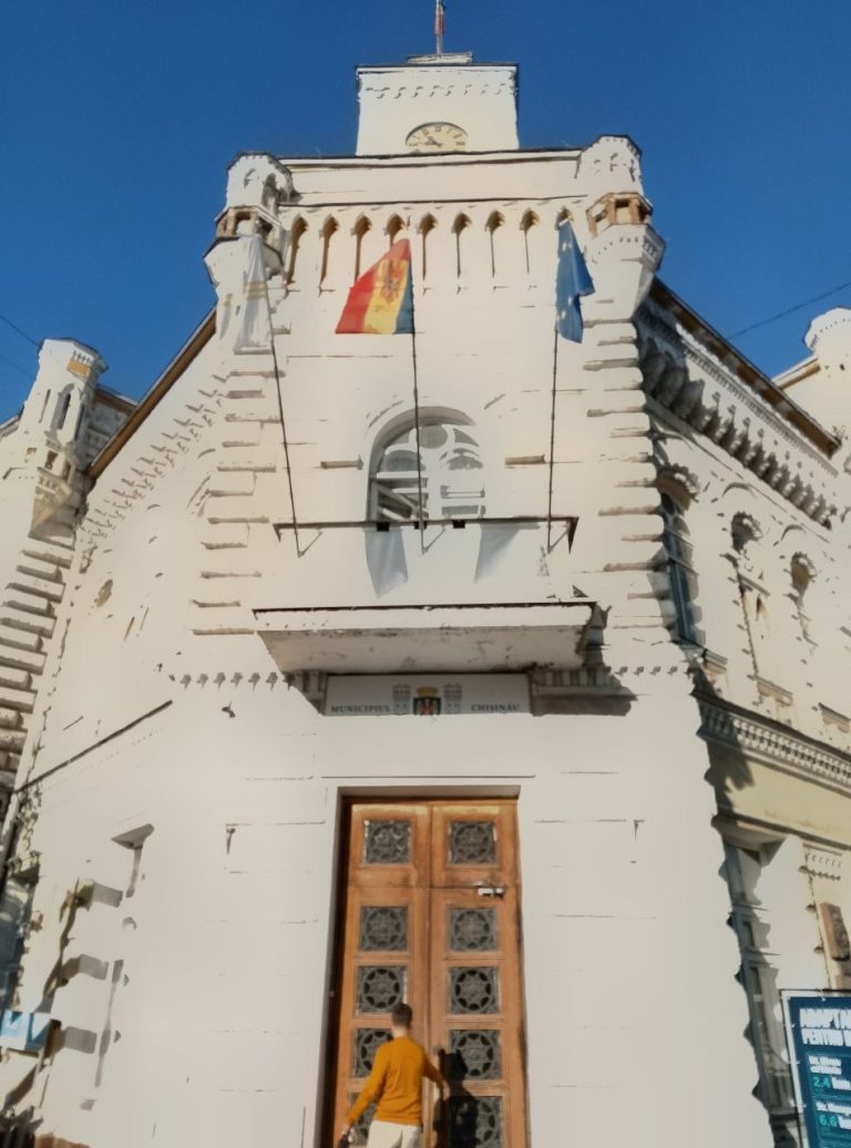Nu este cine să repare primăria